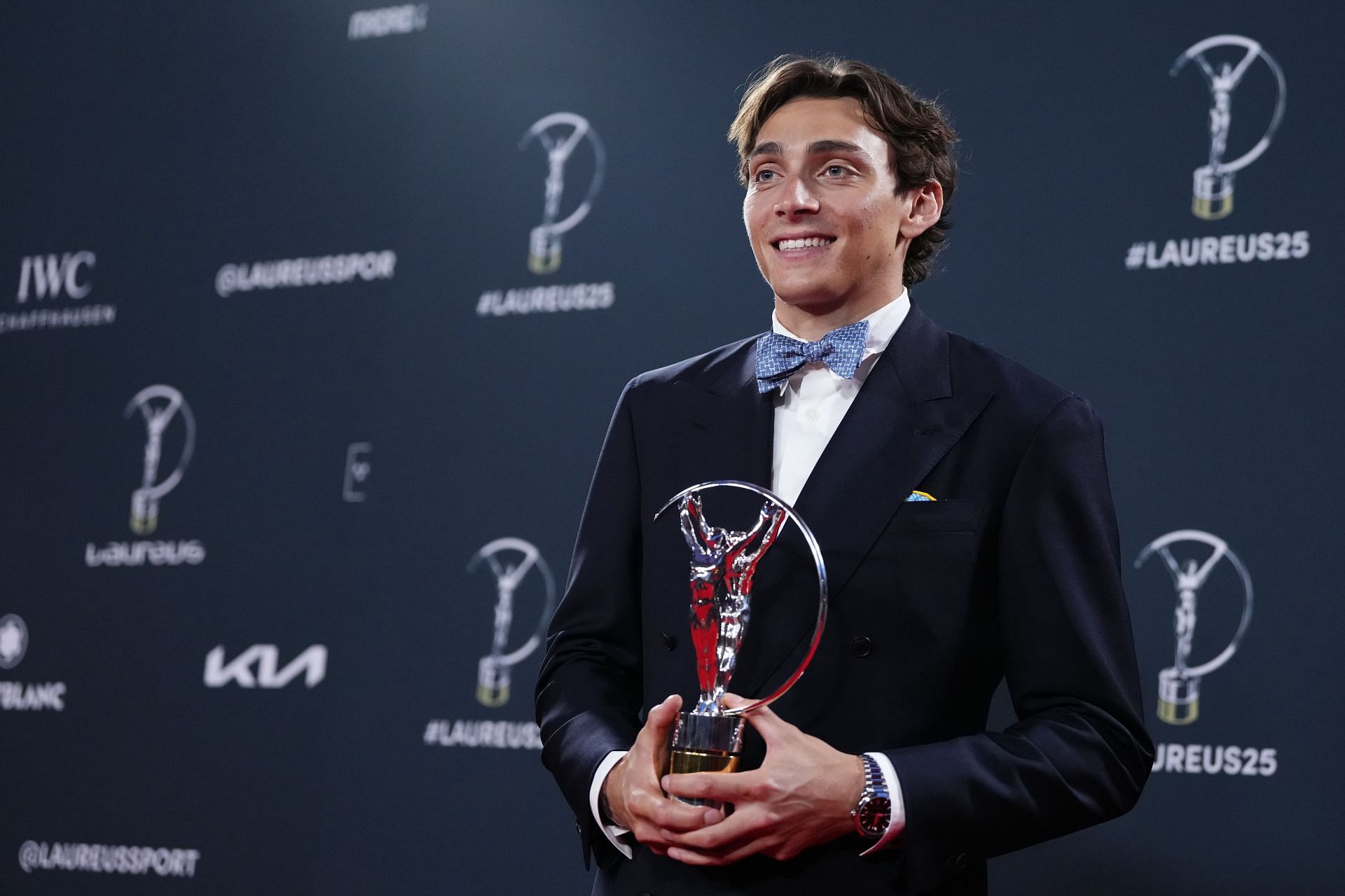 Mondo Duplantis proudly holds his award in Madrid at the Winners Walk - Source: Getty